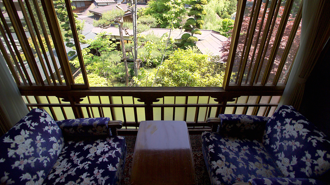 天井の花鳥風月画が美しい　広い和室　本館２１番　広縁