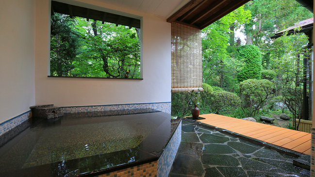 天然温泉露天風呂付き特別室　和洋室　２３番の露天風呂