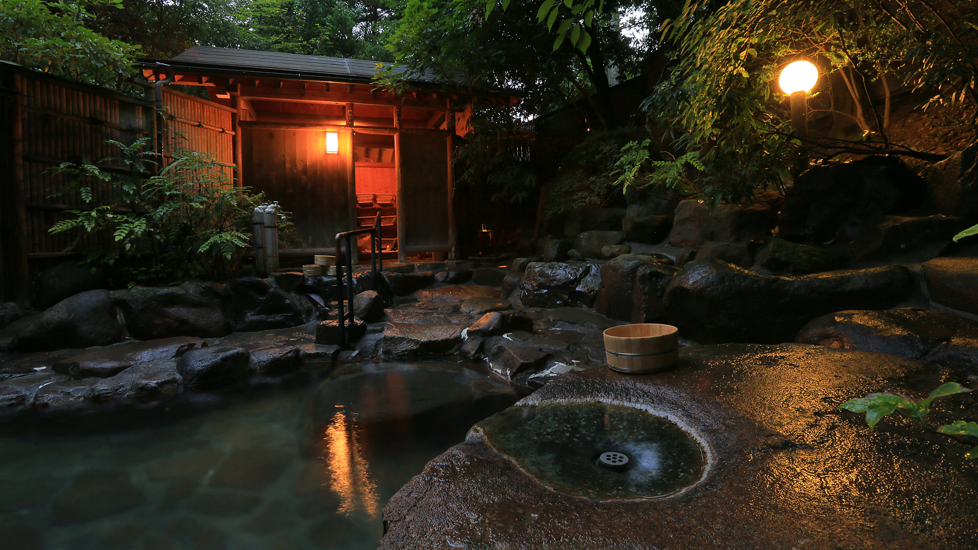 緑の木々に囲まれた露天風呂（男湯）