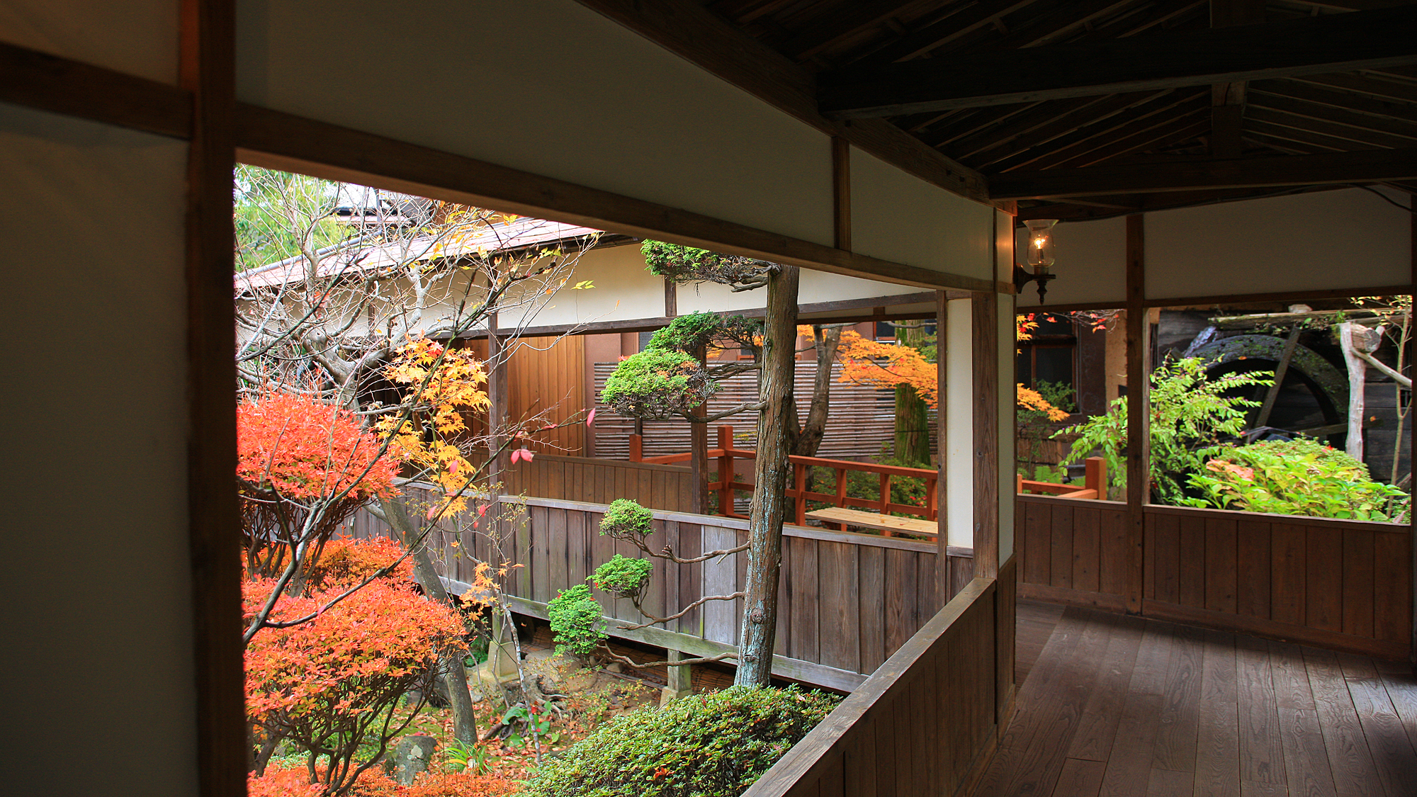 紅葉が映える古の造り　登録有形文化財の宿・花屋