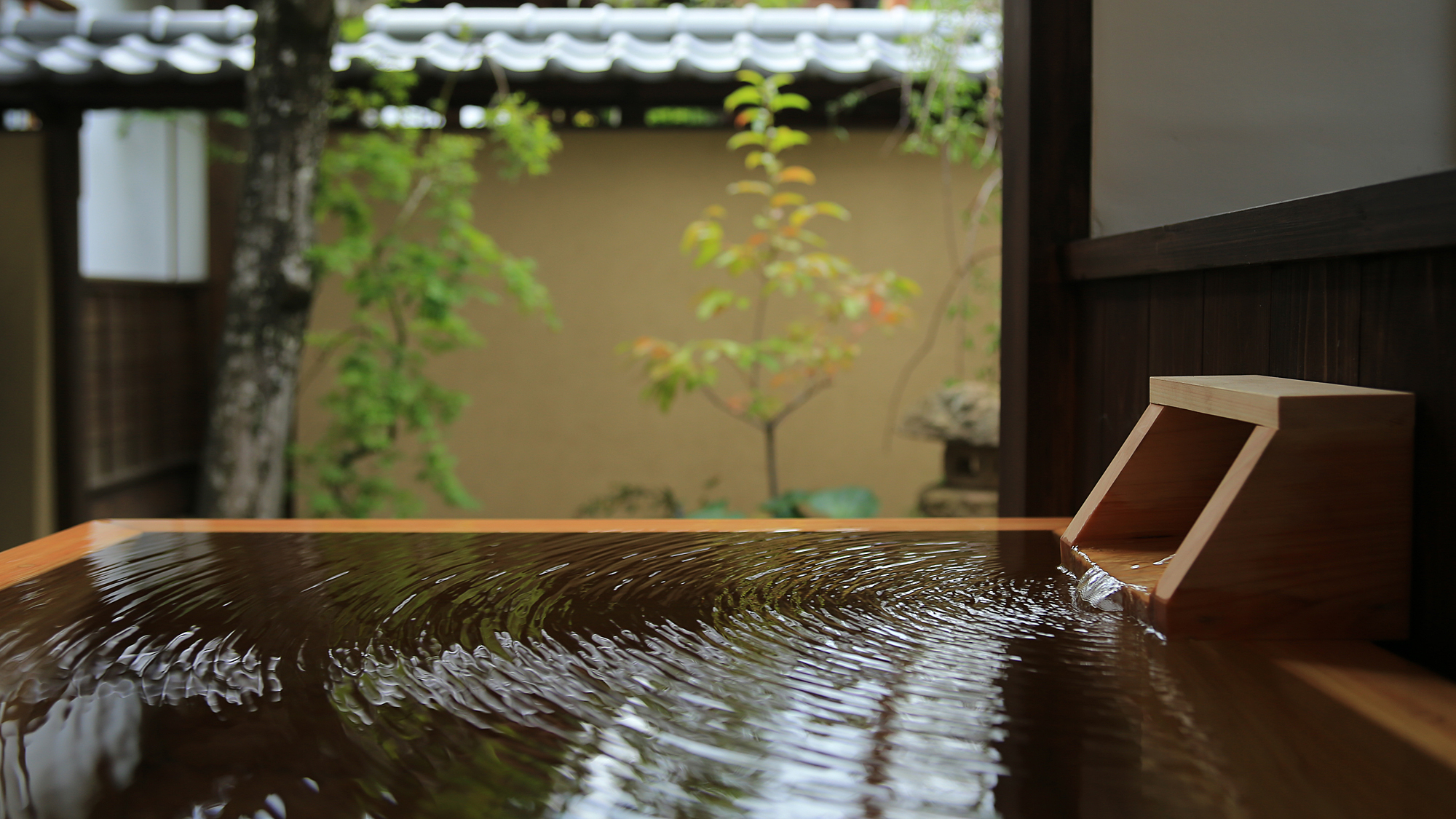 【貴賓室「武家屋敷 桜御殿」】天然温泉源泉かけ流しの露天風呂