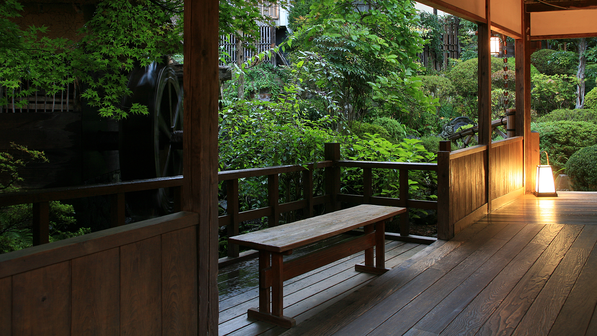 お休み処に腰かけて水車を眺めるのもおすすめ