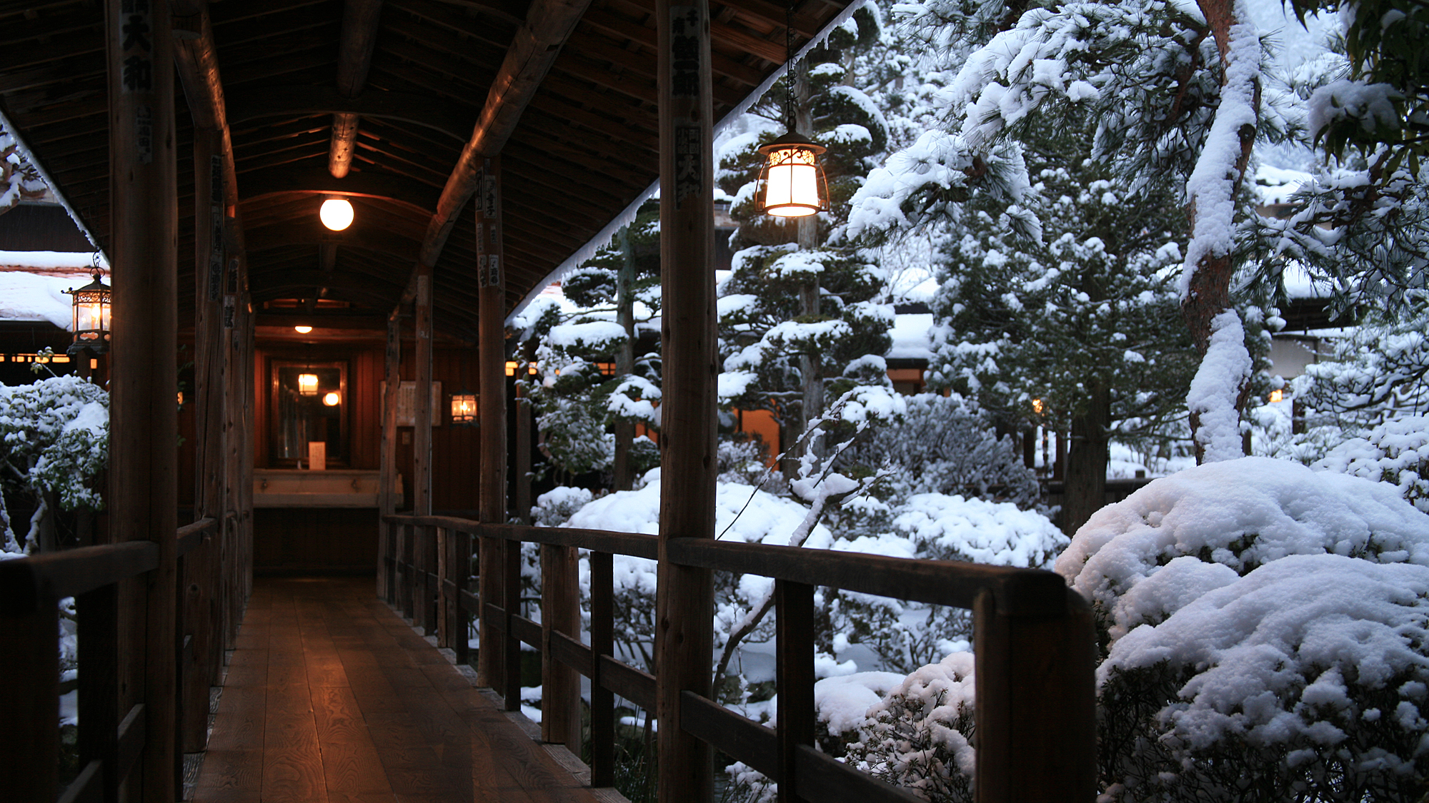 美しい「冬化粧した回廊庭園」の雪景色を眺めながら