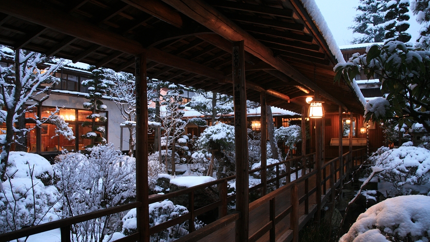 登録有形文化財の建物と信州の雪景色が織りなす 美しい銀世界