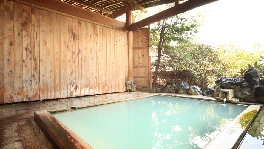 草津唯一の湯畑を望める露天風呂。名湯"白旗源泉"100%掛け流しです。
