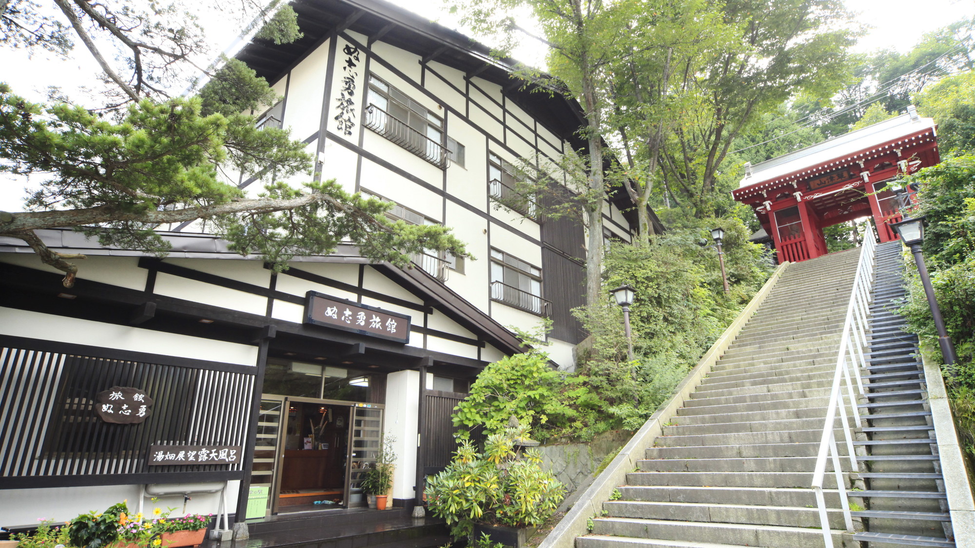 湯畑を見下ろせる好立地にたたずむ『ぬ志勇旅館』