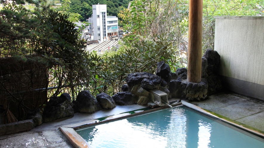 草津唯一の湯畑を望める露天風呂。名湯"白旗源泉"100%掛け流しです。