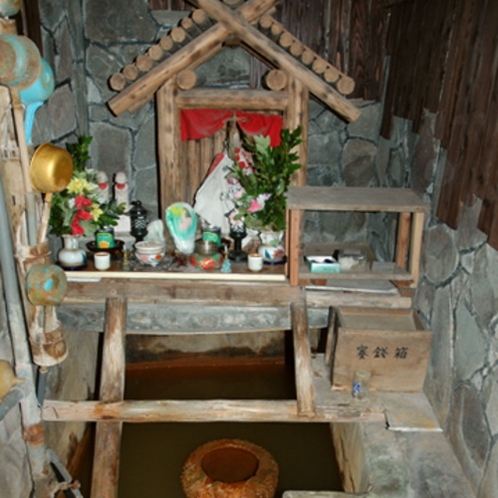 白鷺源泉飲泉所場/直下より湧き出る白鷺源泉をその場で飲むことができます。
