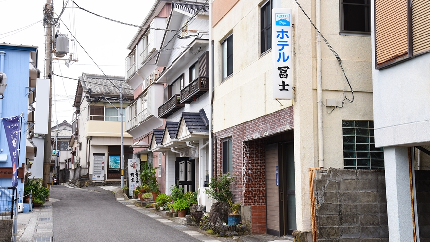 *【外観】街中にひっそりと佇む当館