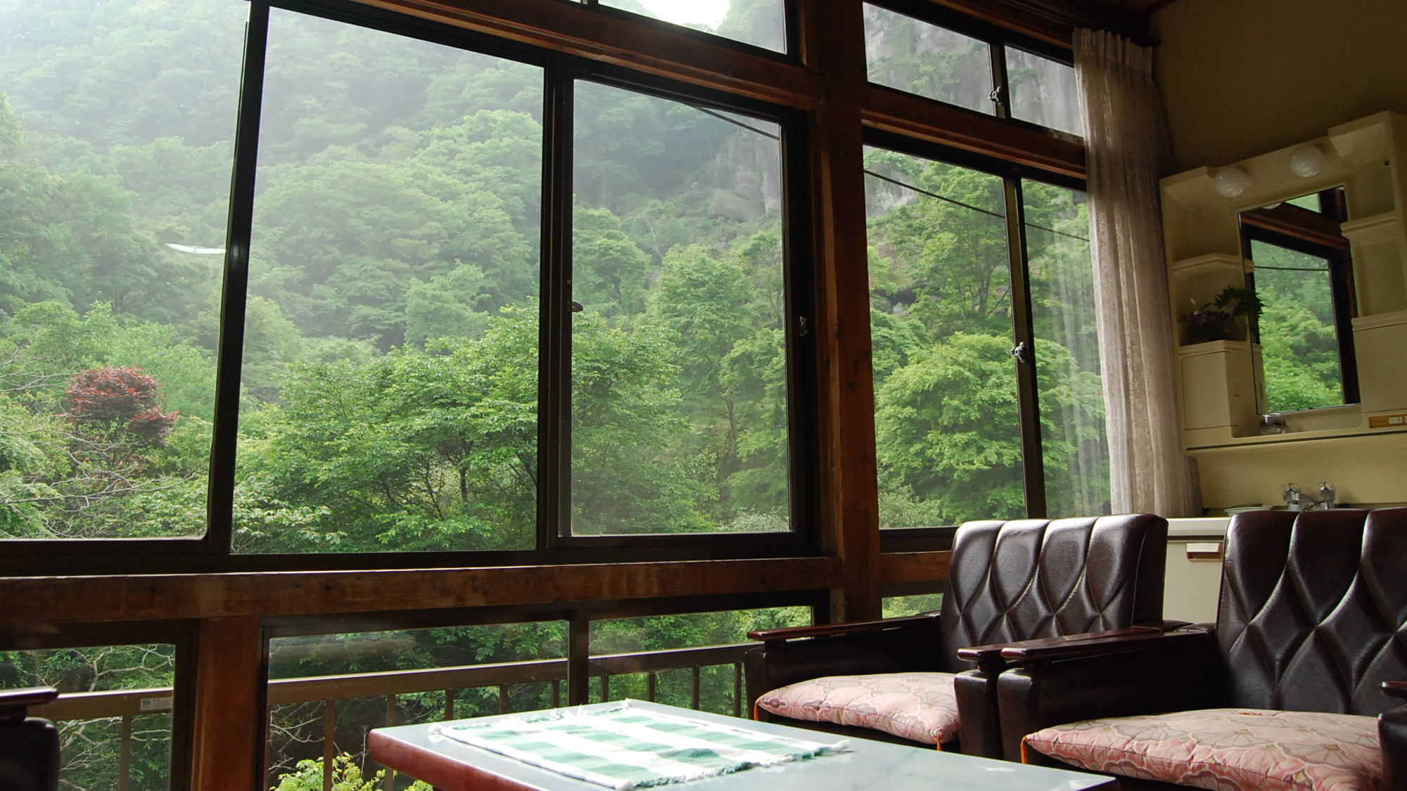 *【和室一例】お部屋から季節により色を変える山々をご覧いただけます。