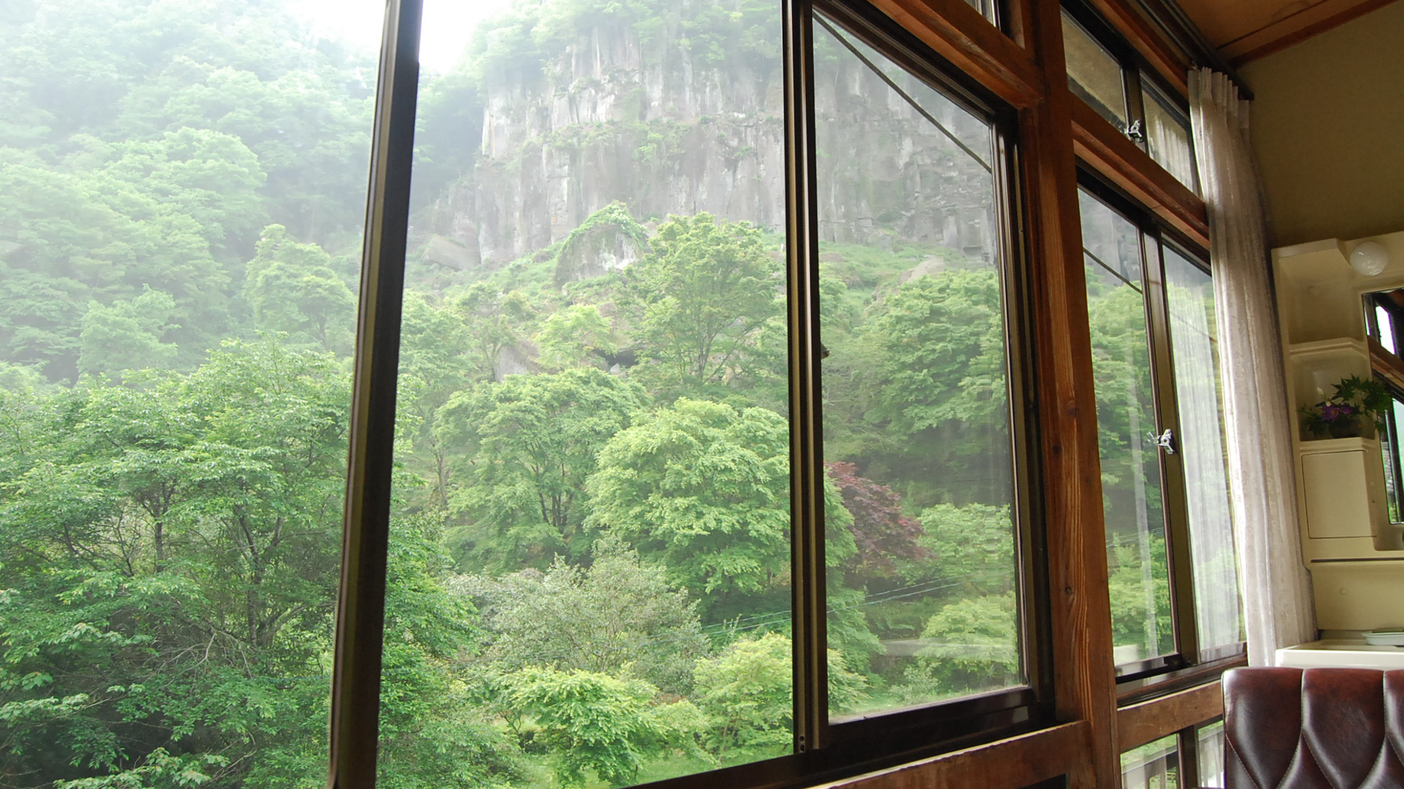 *【和室一例】お部屋から季節により色を変える山々をご覧いただけます。