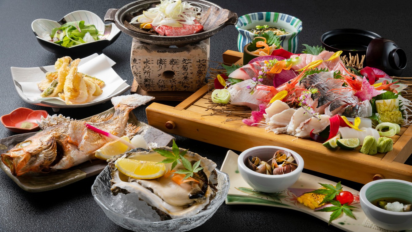 あさひやの会席。舟盛りとのどぐろの焼き物、鍋、天ぷらが並んだ夕食