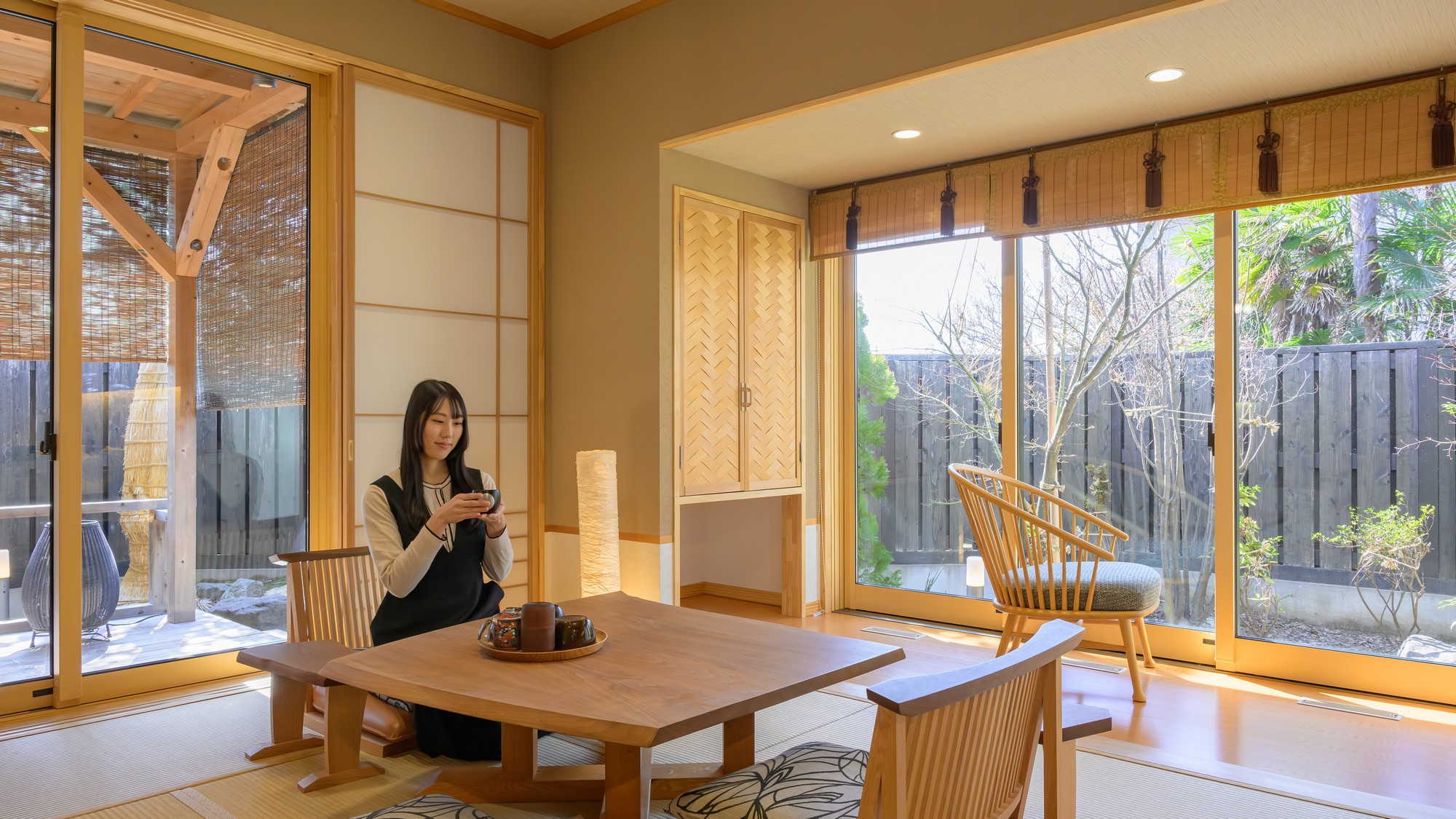 別邸＜月-tsuki＞大きな窓から光がたっぷり入る、開放感あふれる和モダンな空間です。