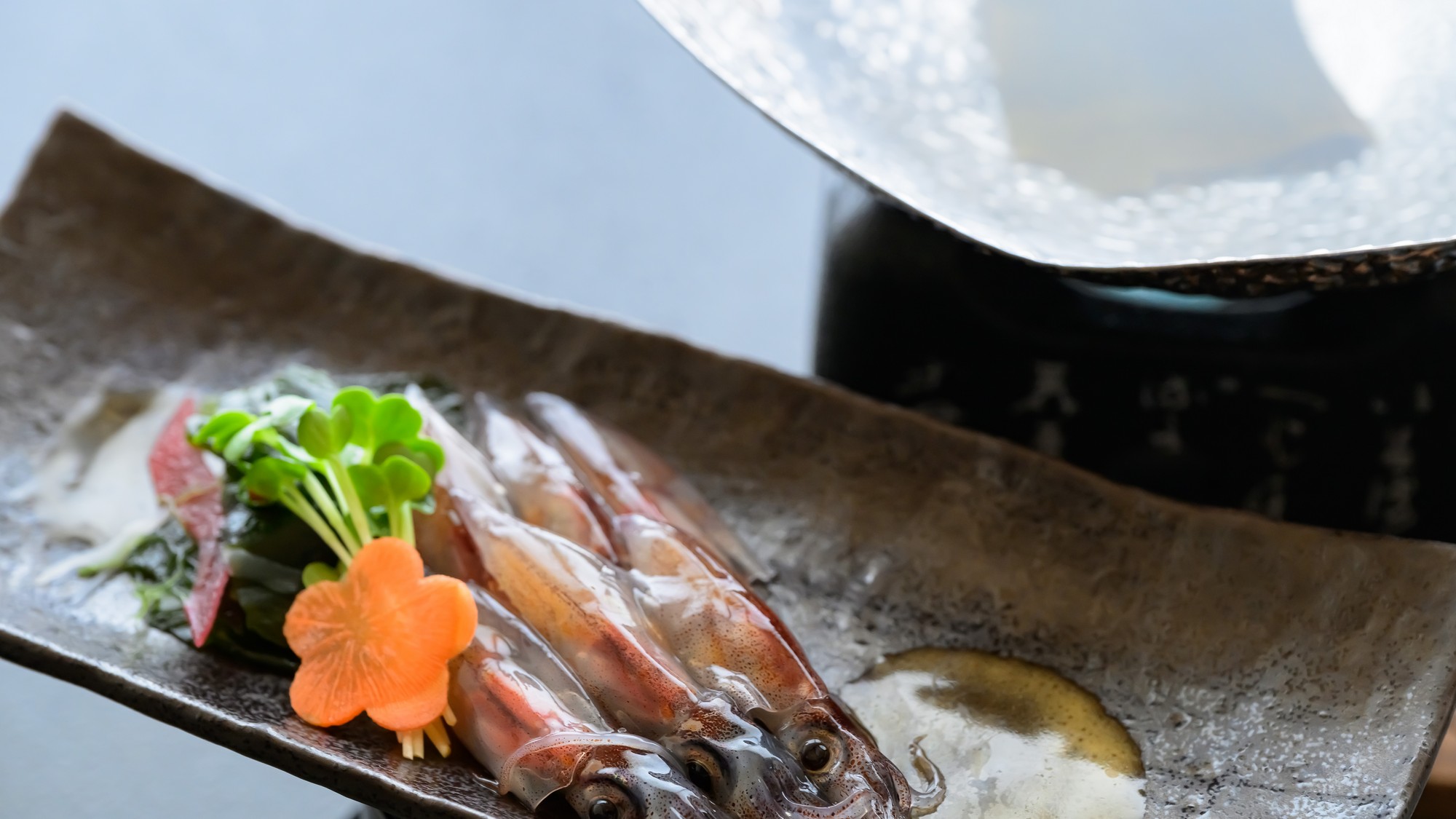 【春のお料理】旬の蛍烏賊をさっと湯にくぐらせて味わう、春のしゃぶしゃぶ。