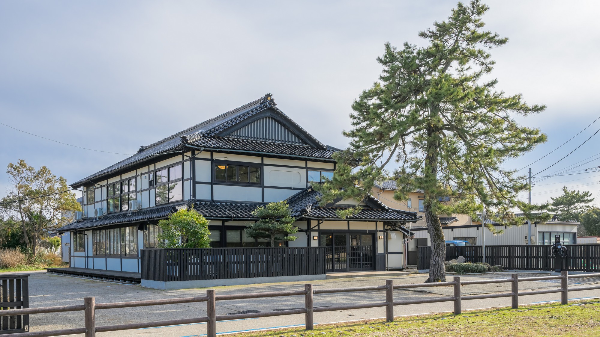 【外観】海まで徒歩1分。波音と潮風に包まれる贅沢なひとときを「浜辺の宿　あさひや」で。
