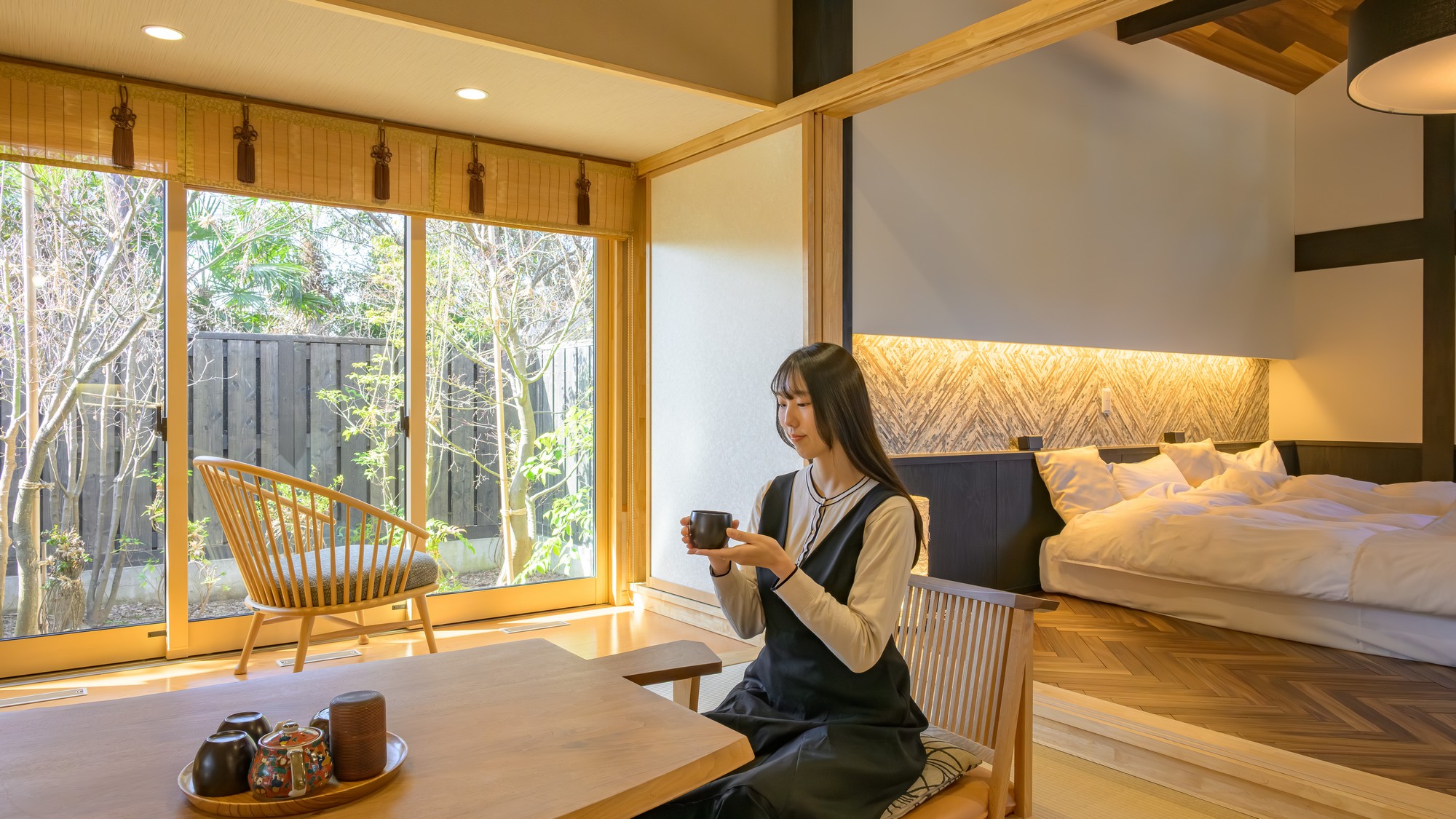 別邸＜月-tsuki＞木の温もりと柔らかな光が満む広々とした一室です。