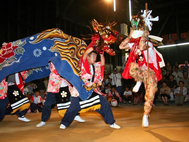 【氷見の獅子舞】春と秋の獅子舞シーズンには、全国から多くの見物客が訪れます。