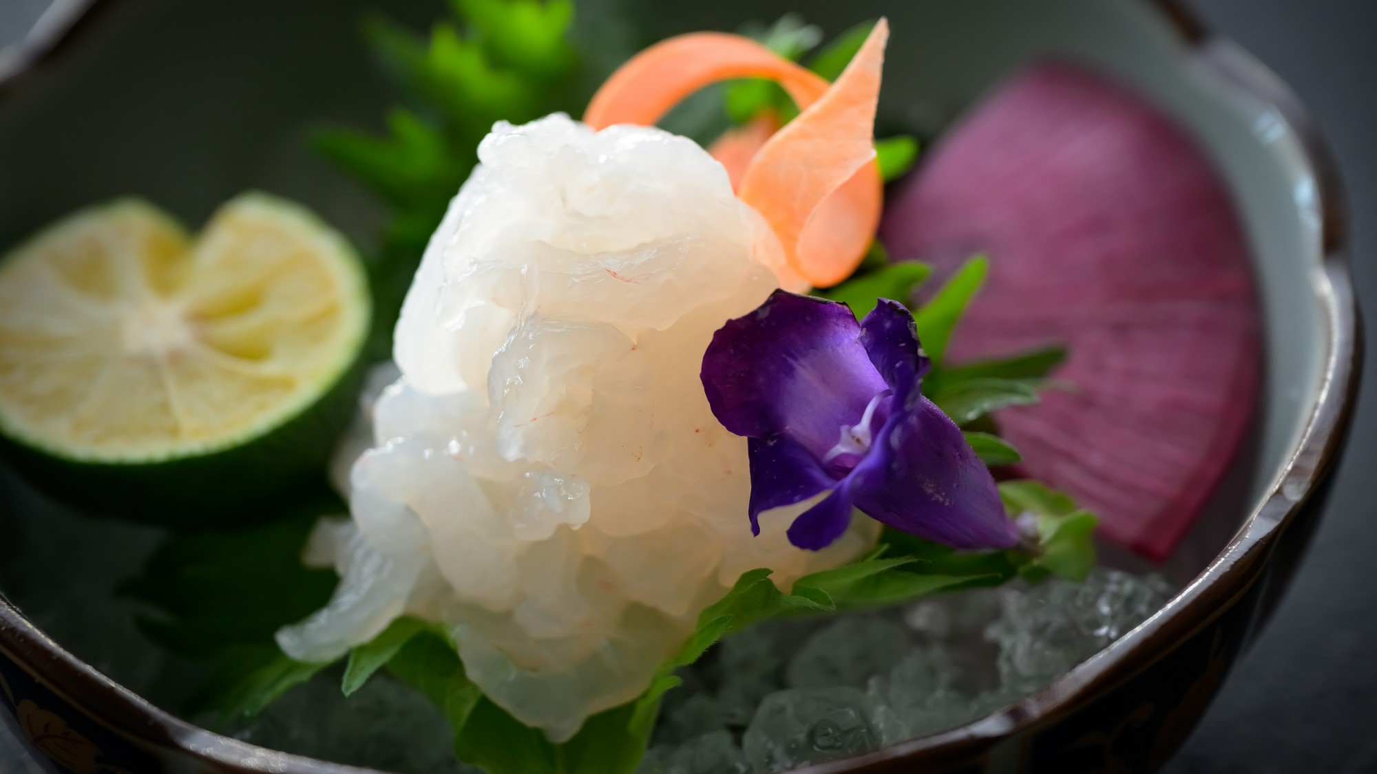 【白海老のお造り】富山湾の恵みを受けた白海老は豊かな甘みが口いっぱいに広がります。