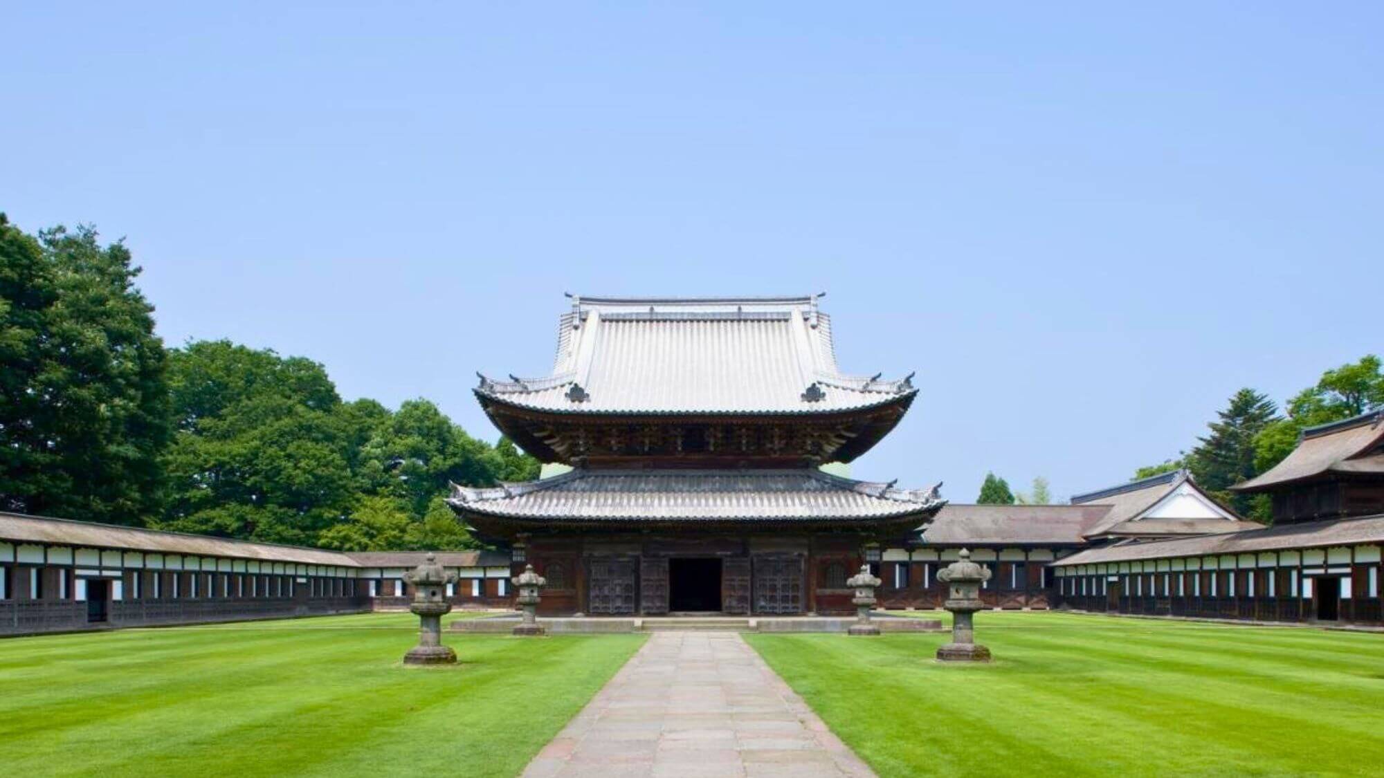 【国宝瑞龍寺】あさひやからお車で30分。荘厳かつ美しいたたずまいの禅宗寺院です。