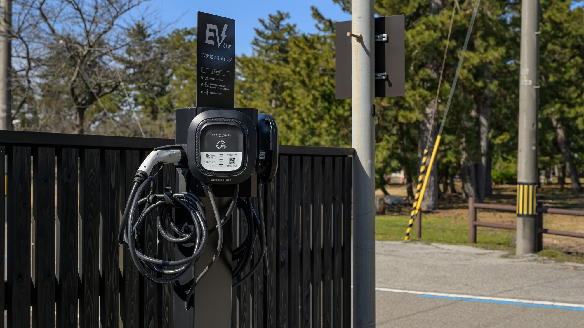 【EV充電スタンド】お車でも安心してお越しいただけるよう、EV充電スタンドを完備しております。