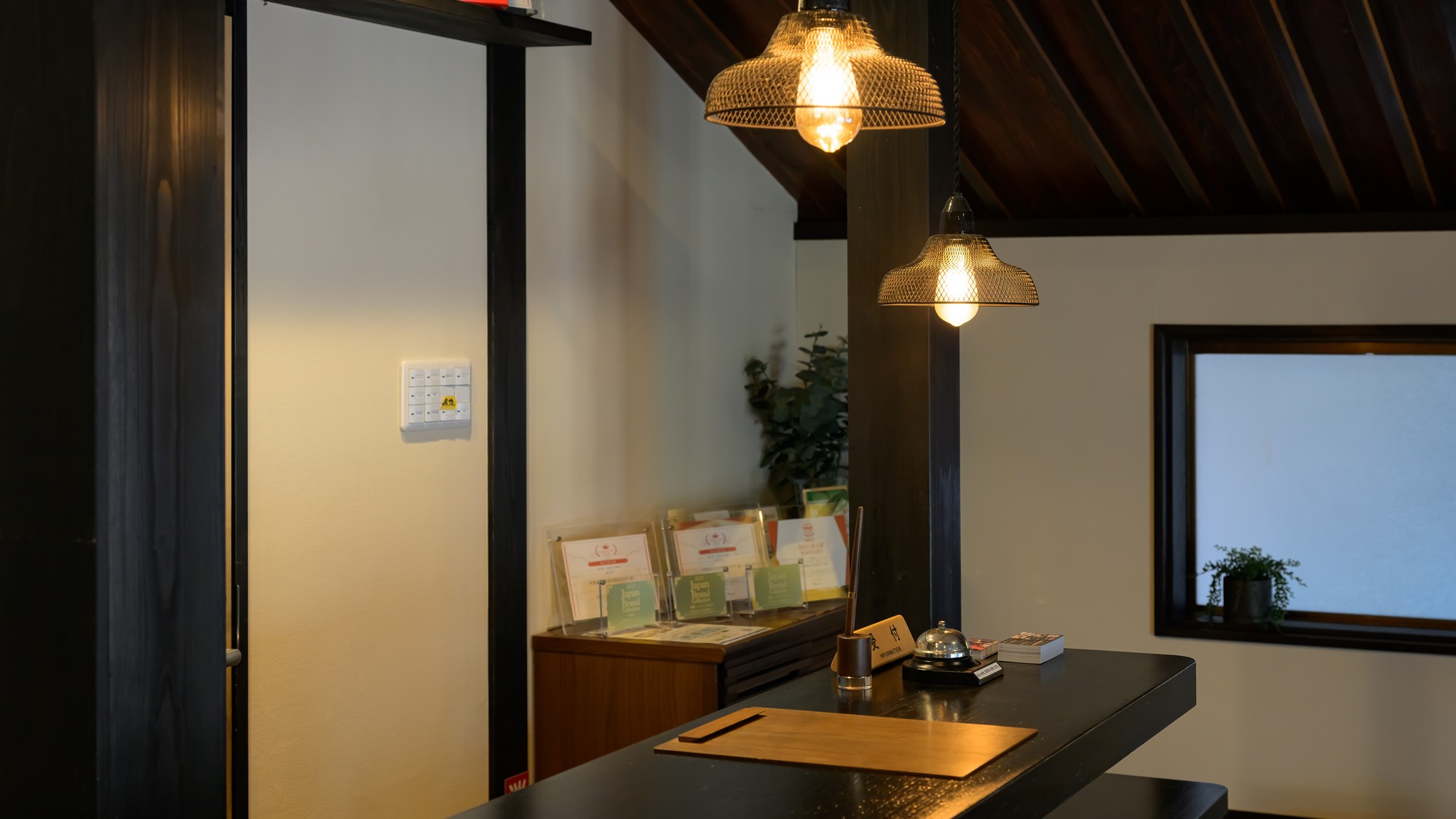 【フロント】あたたかな灯りに包まれたフロントで皆様をお迎えいたします。