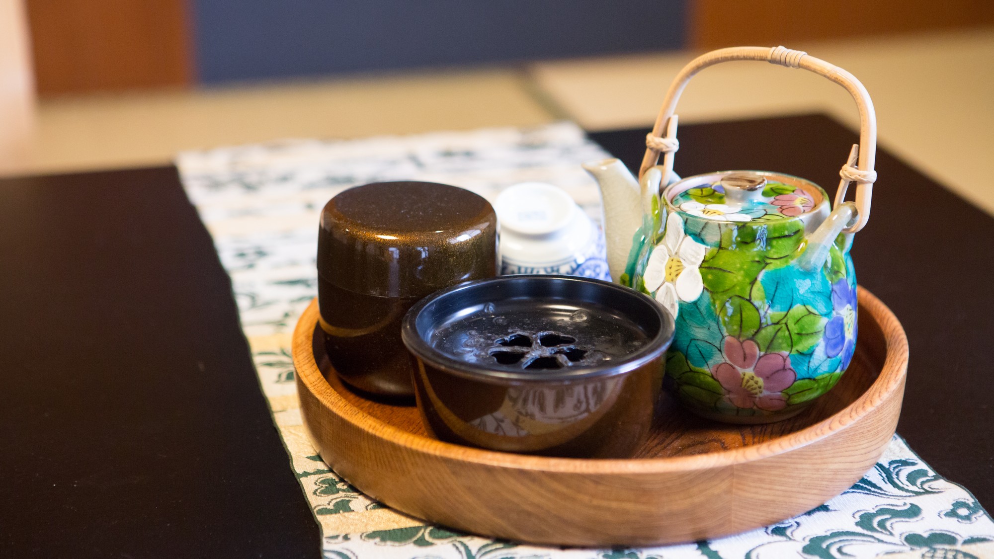 お部屋についたらまずはお茶を飲んでホッと一息お寛ぎください。