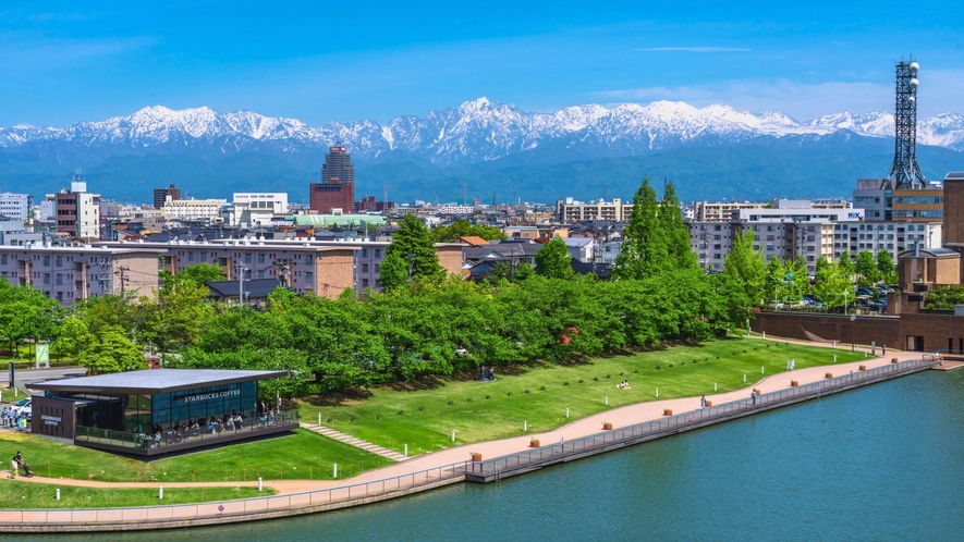 富岩運河環水公園には、世界一の景観に認定されたスターバックス・コーヒーや、観光クルーズも。