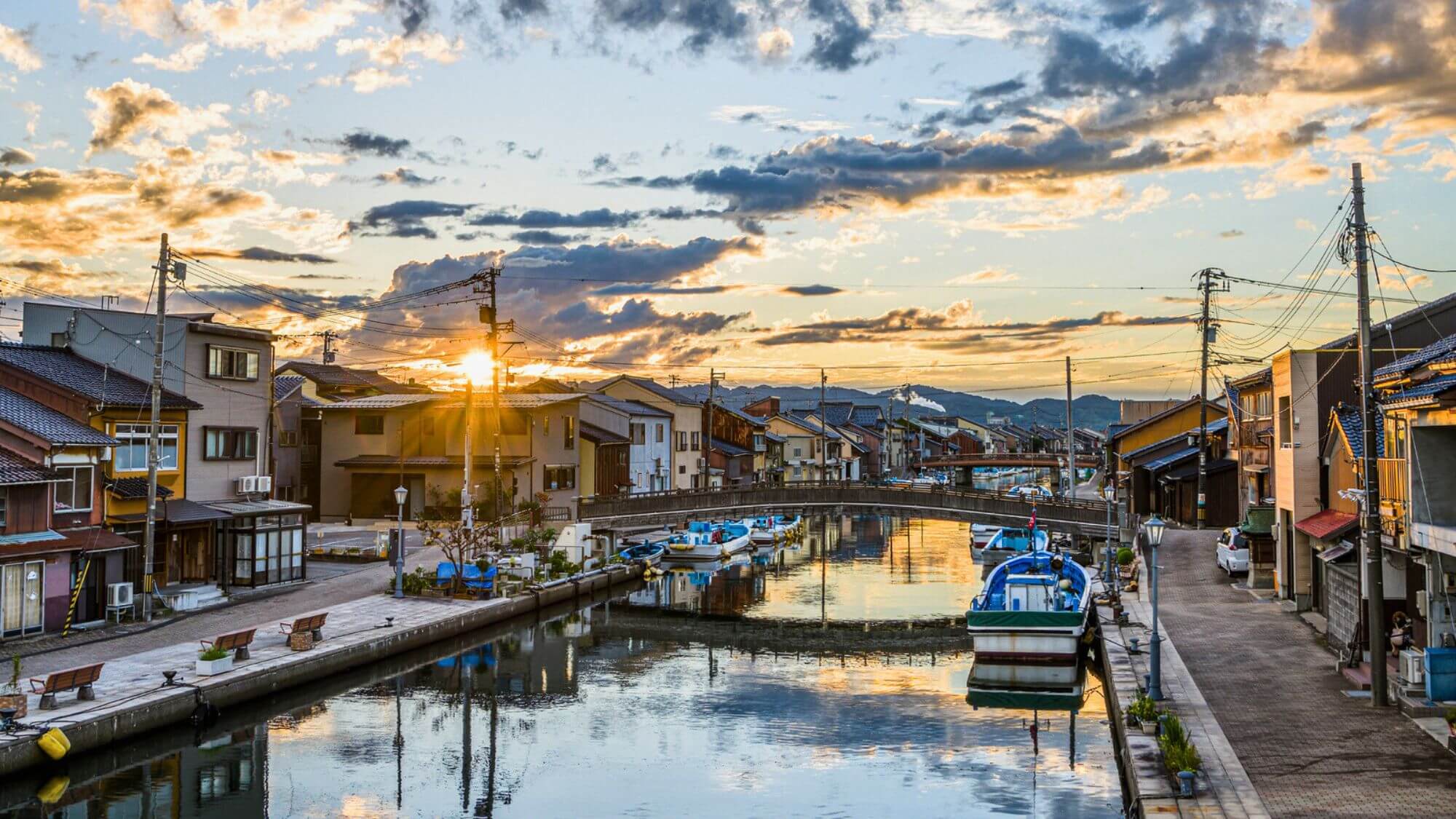 【新湊市内川】日本のヴェニスと呼ばれる漁師町です。映画やドラマのロケ地としても注目されています。
