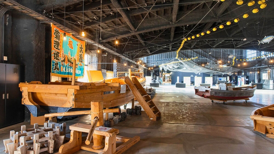 【氷見市漁業文化交流センター】伝統的な漁具の展示や、朝獲れ海鮮のお食事処があります。