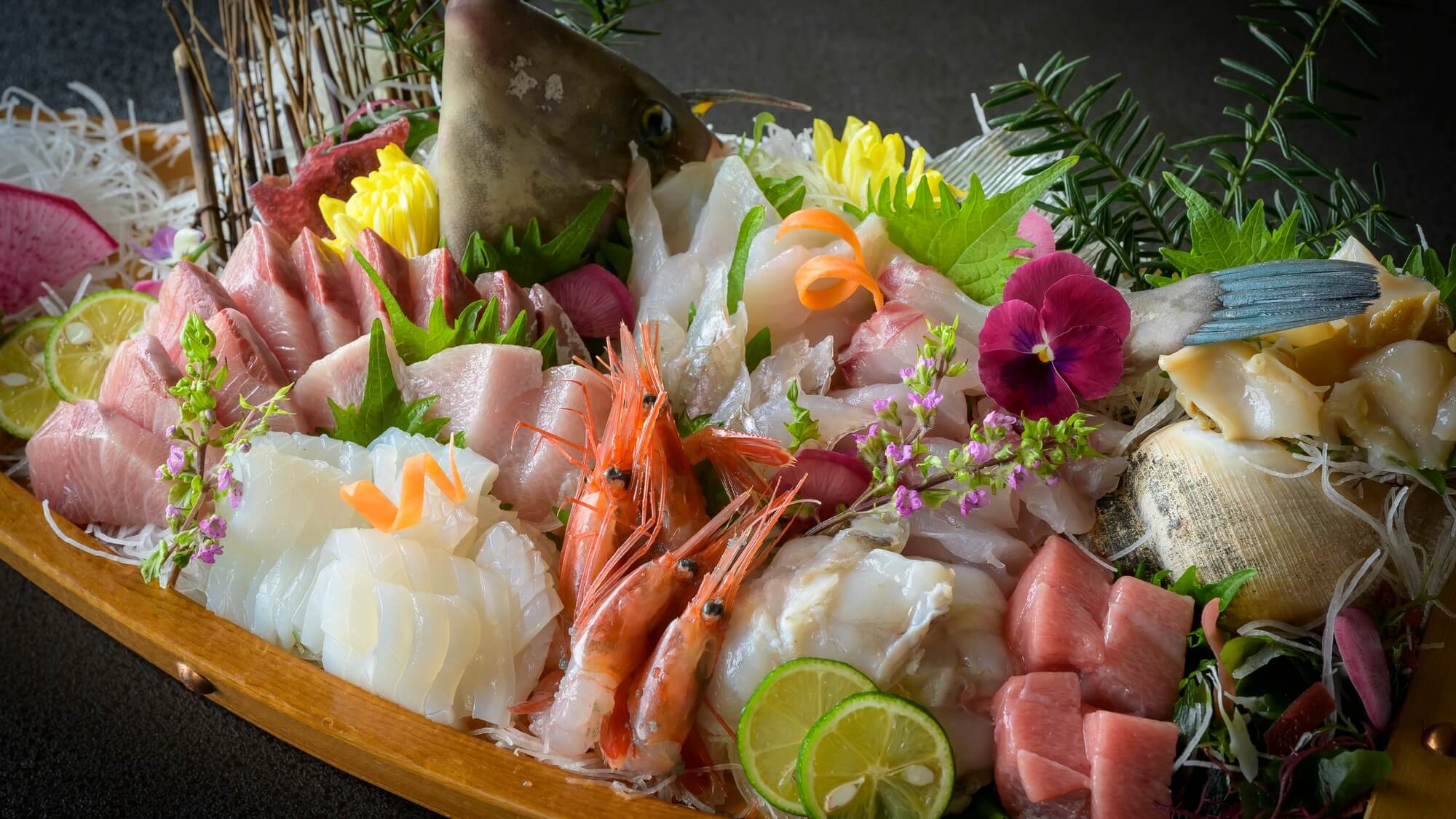【豪華舟盛り】その日に仕入れた新鮮な海の幸を、豪華なお造り盛合せに！