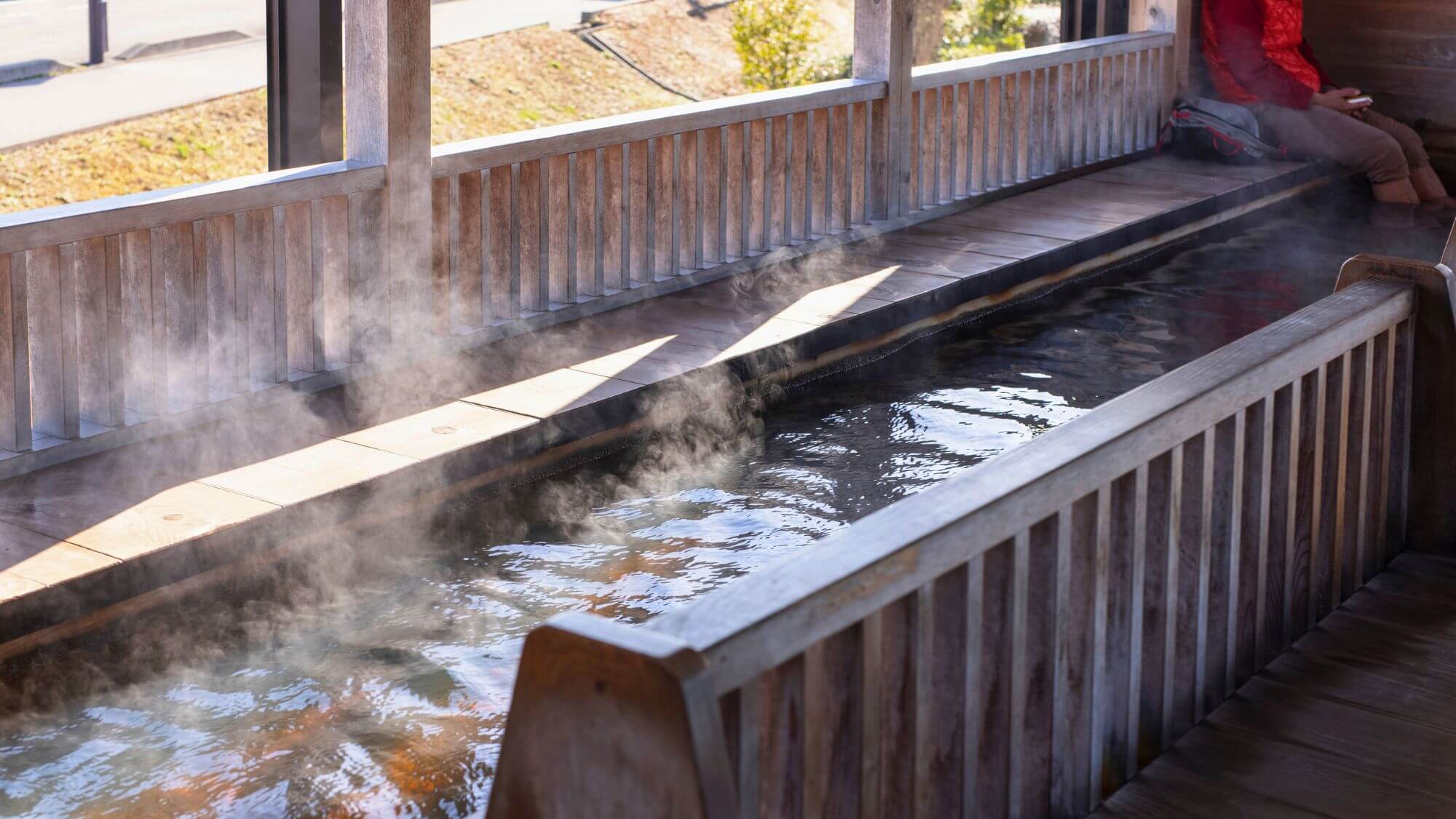 【ひみ番屋街】無料で利用できる足湯。氷見の海と立山連峰のパノラマを眺めながら足湯を楽しめます。