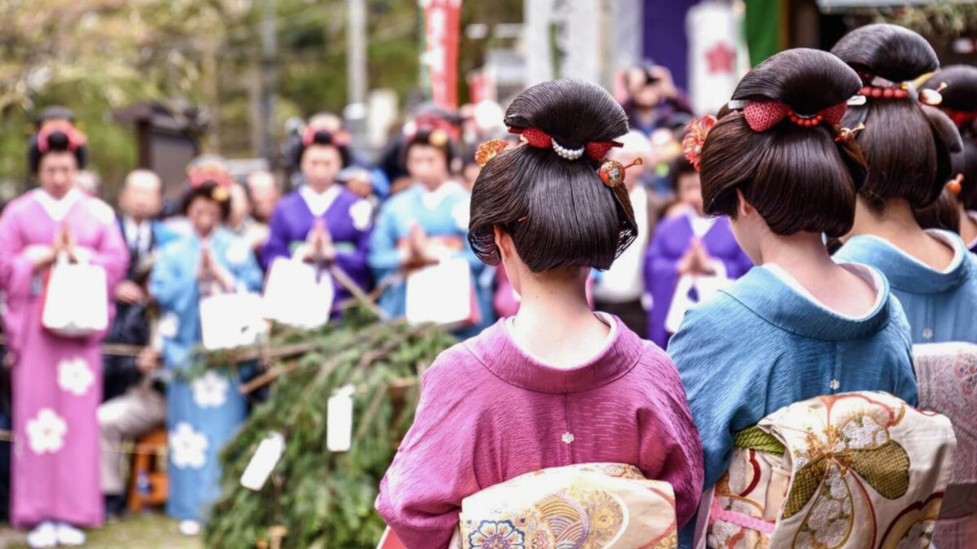 【まるまげ祭り】毎年4月開催。華やかな着物とまる髷を身に着けて、幸せな結婚を願って参拝します。