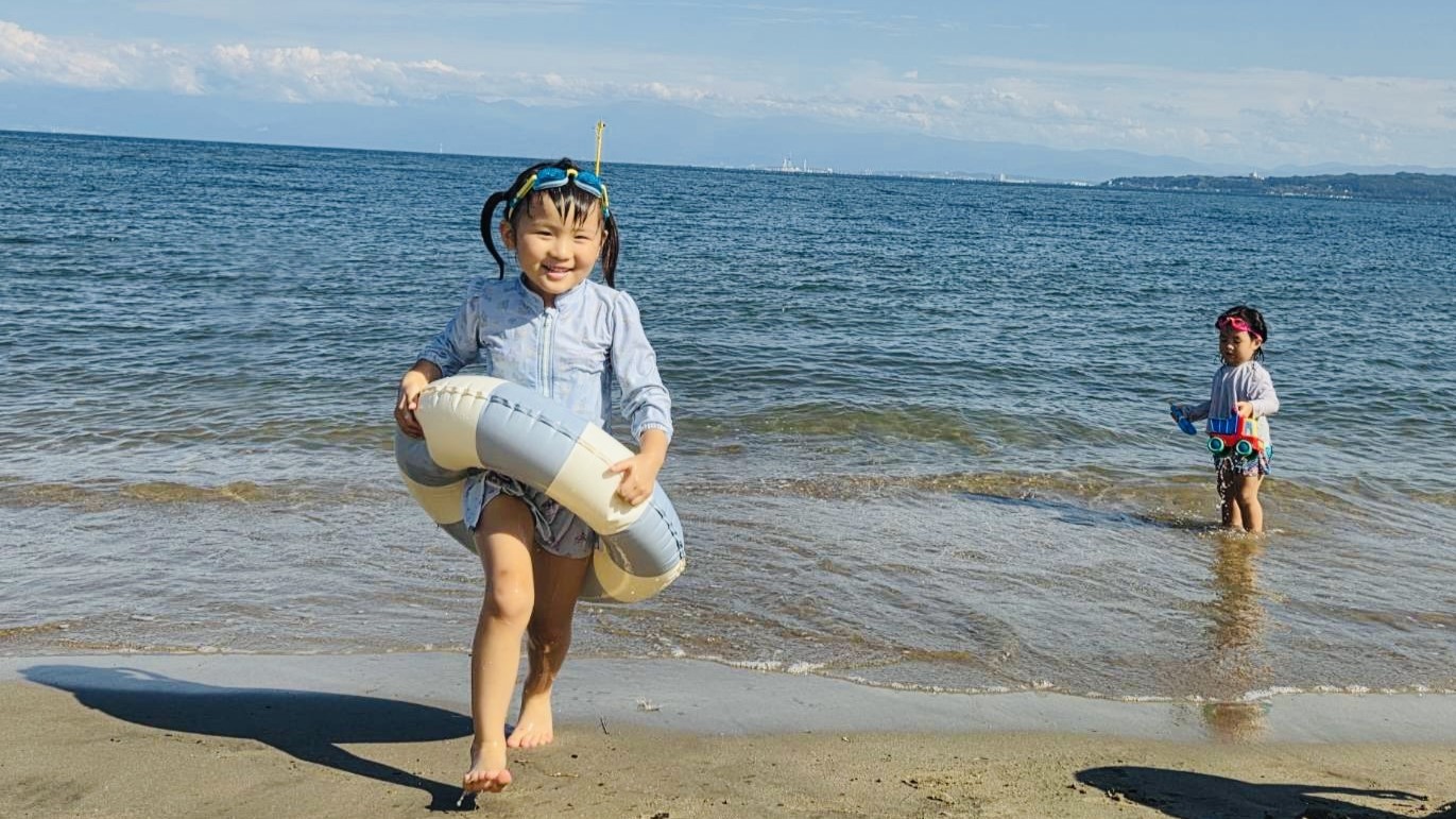 【宿周辺】宿から徒歩3分　小さな砂浜海岸で海水浴♪