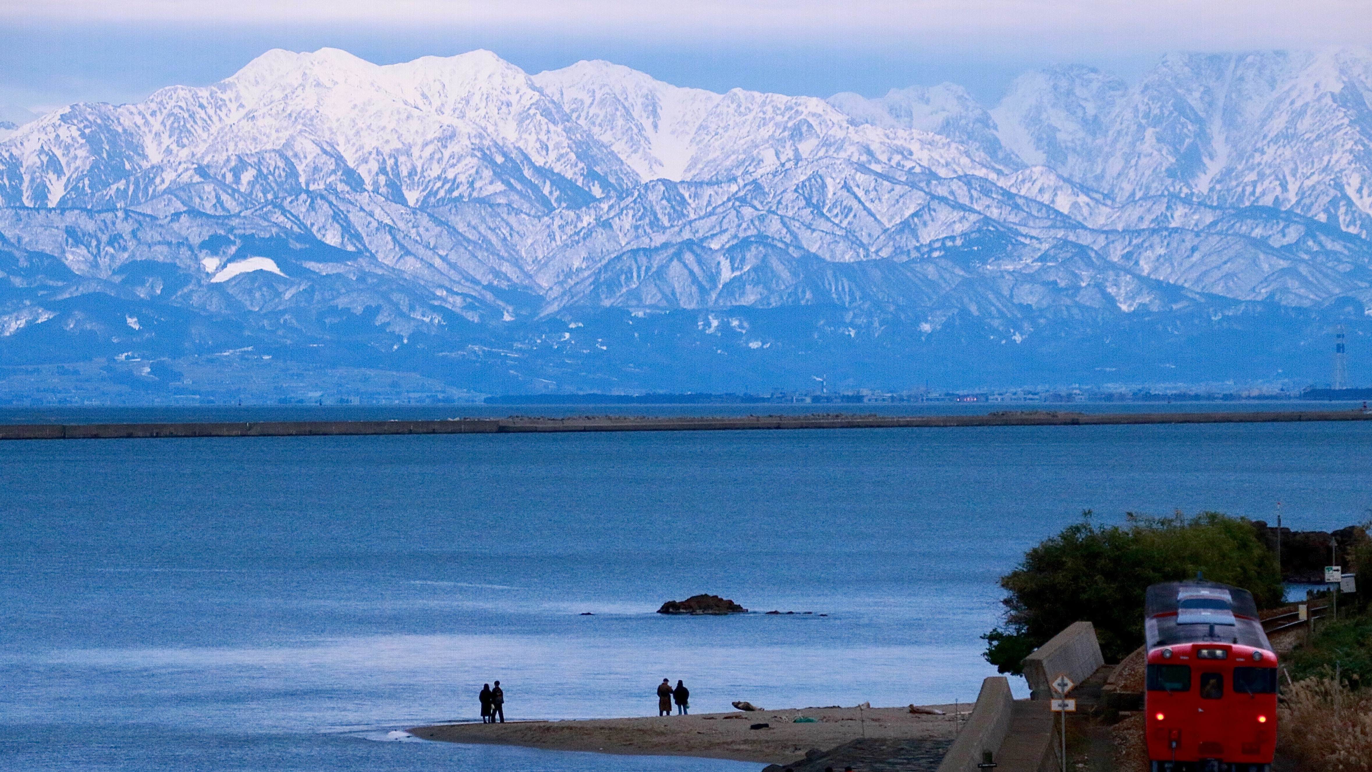 【雨晴海岸】見えたらラッキー☆海を隔てた立山連峰