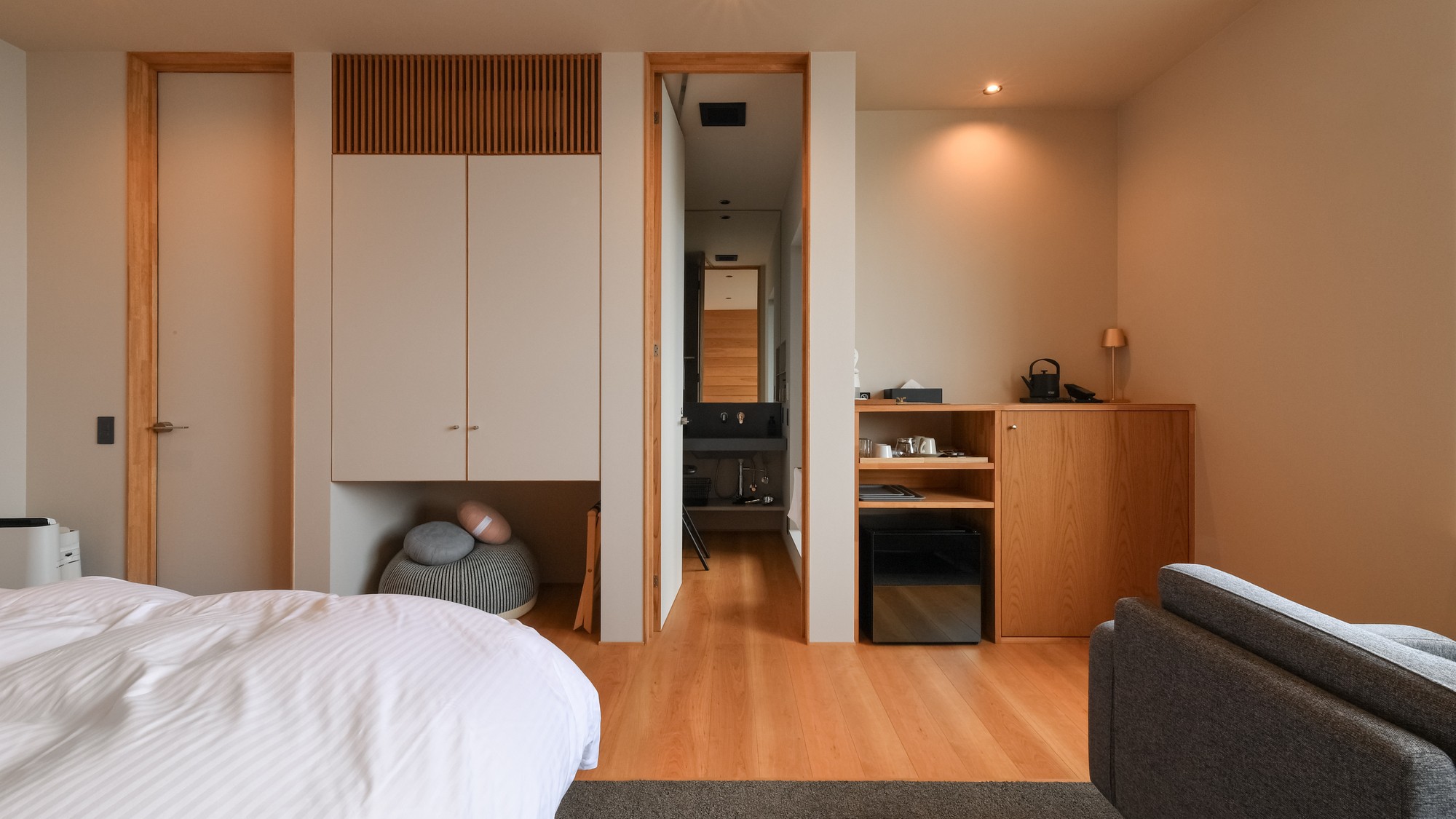 【オーシャンフロントル－ム】落ち着いた色調、機能的に整えられた設えは静かな滞在に最適な空間