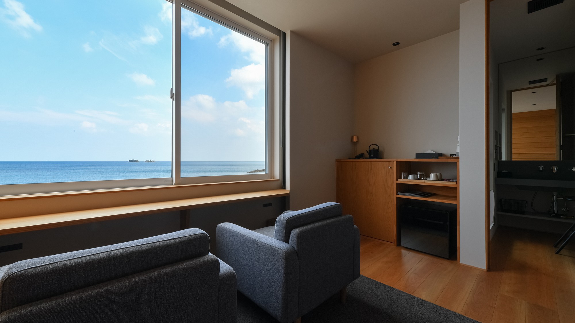 【オーシャンフロントル－ム】全3室がオーシャンフロントでセミダブルのツインルーム　雄大な富山湾の絶景