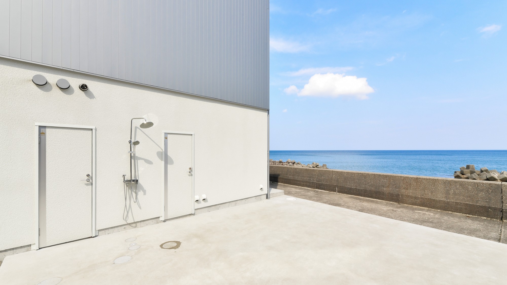 【シャワーブース】海辺の散策や海水浴から戻られた際、ご利用いただくと便利です。