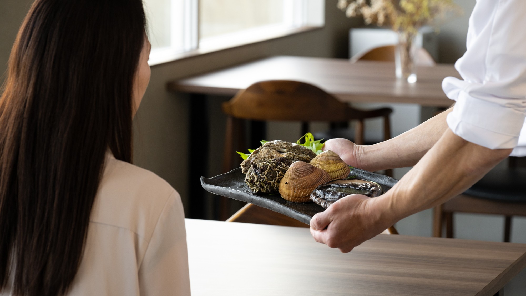 【料理イメージ】チェックイン時に夕食時に提供する一押し食材をご紹介しています