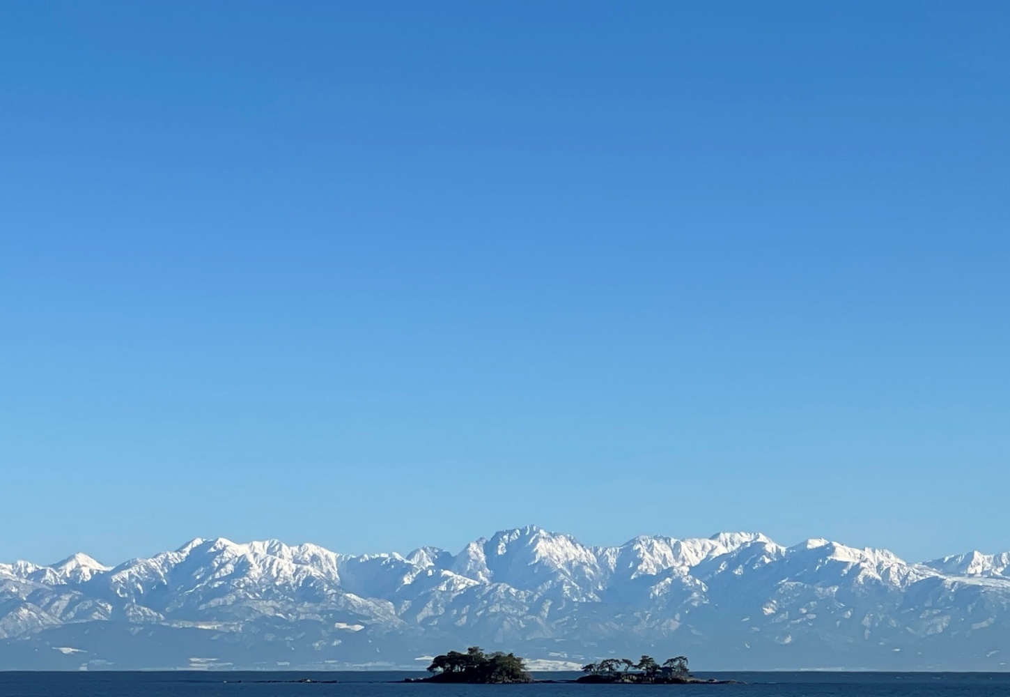 【全ての客室から広がる雄大な富山湾の絶景】虻が島越しの雄大な立山連峰。