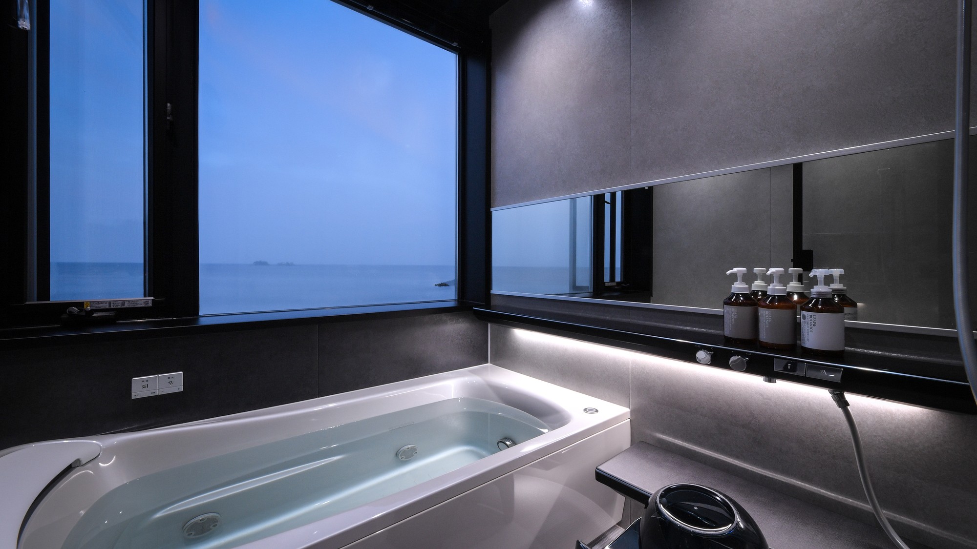 【海の見えるバスルーム】全客室にバス、トイレを完備　バスルームはーTOTO社SYNLA-シンラ-