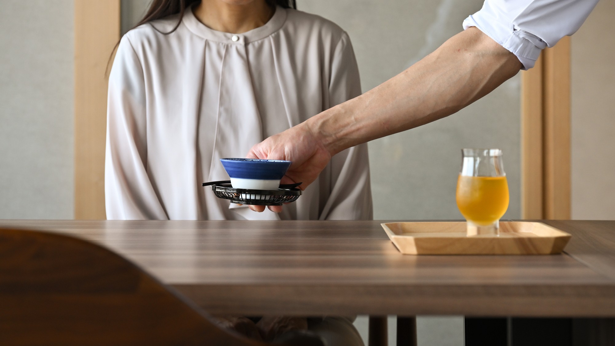 【おもてなしイメージ】チェックイン時にお飲み物と甘味をお出ししています