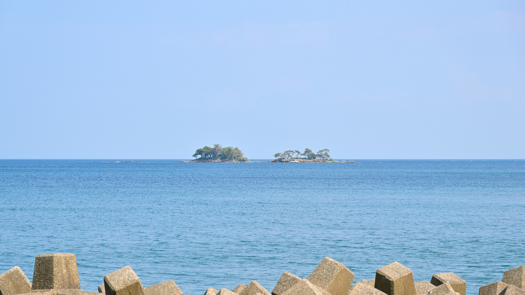 【全ての客室から広がる雄大な富山湾の絶景】富山県最大の島、県指定の名勝および天然記念物「虻ガ島」