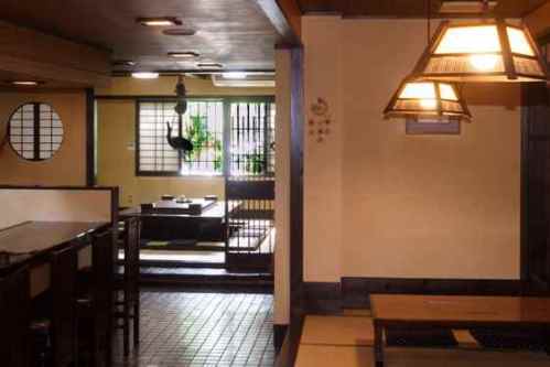 餐厅“割烹若竹”：30个座位（壁炉式房间10个、吧台座位8个、桌子3个、共12个座位）