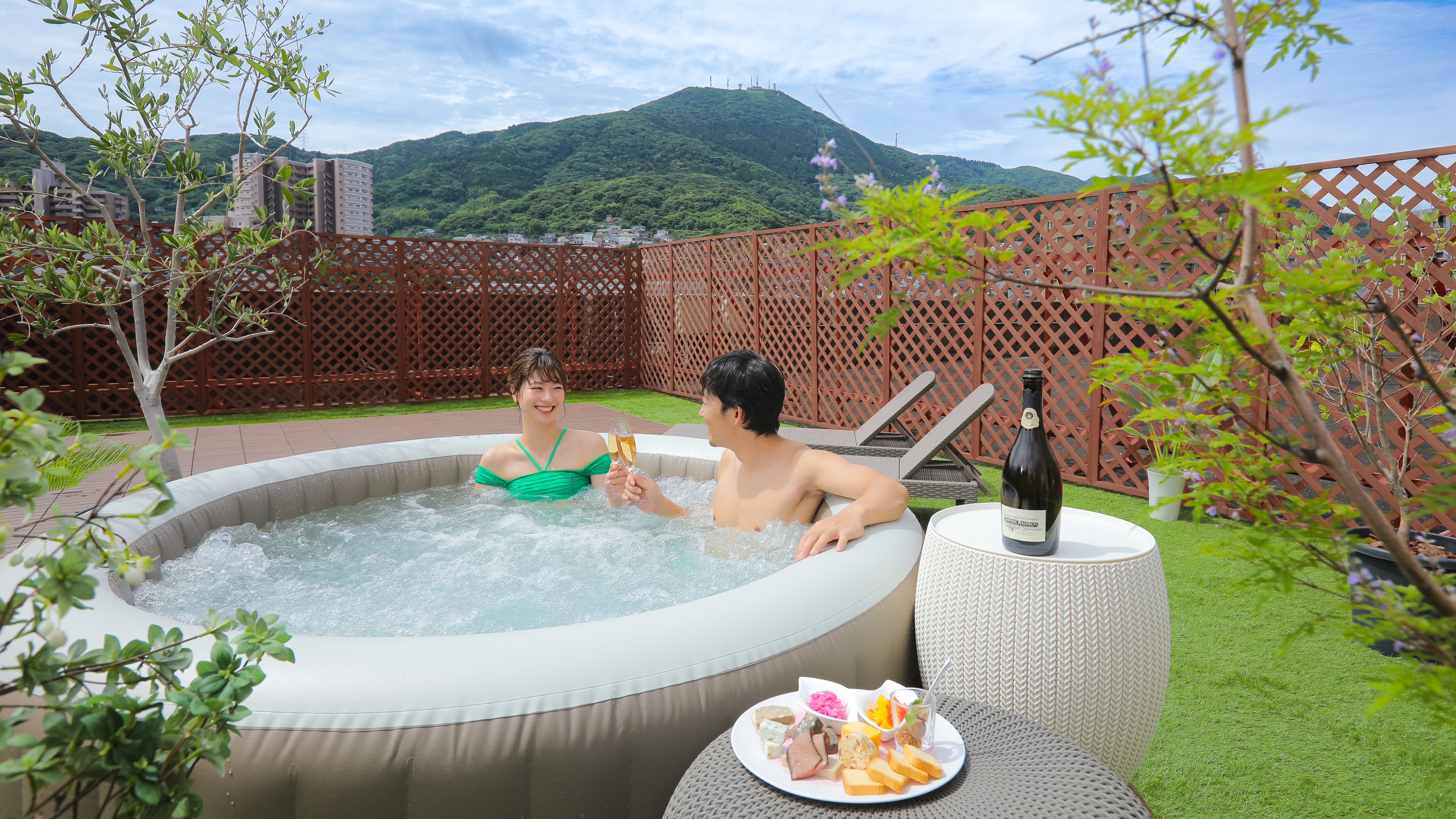 恋人と、スパークリングワインを片手にホテルメイドのオードブルを味わいながら…