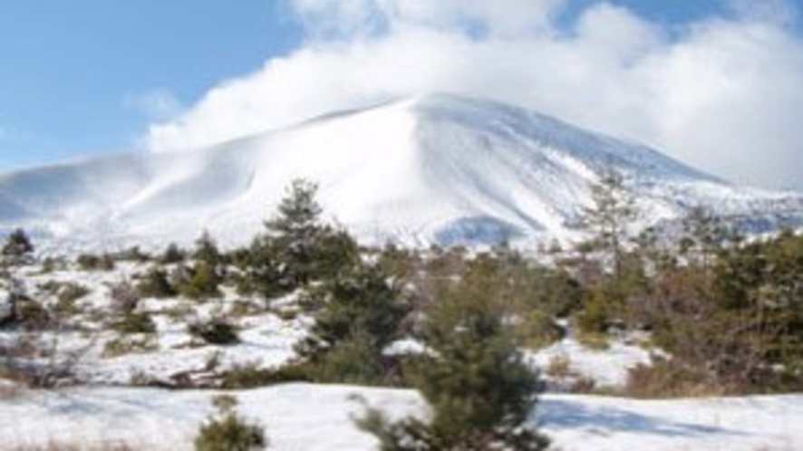 【草津温泉】雪化粧の浅間山