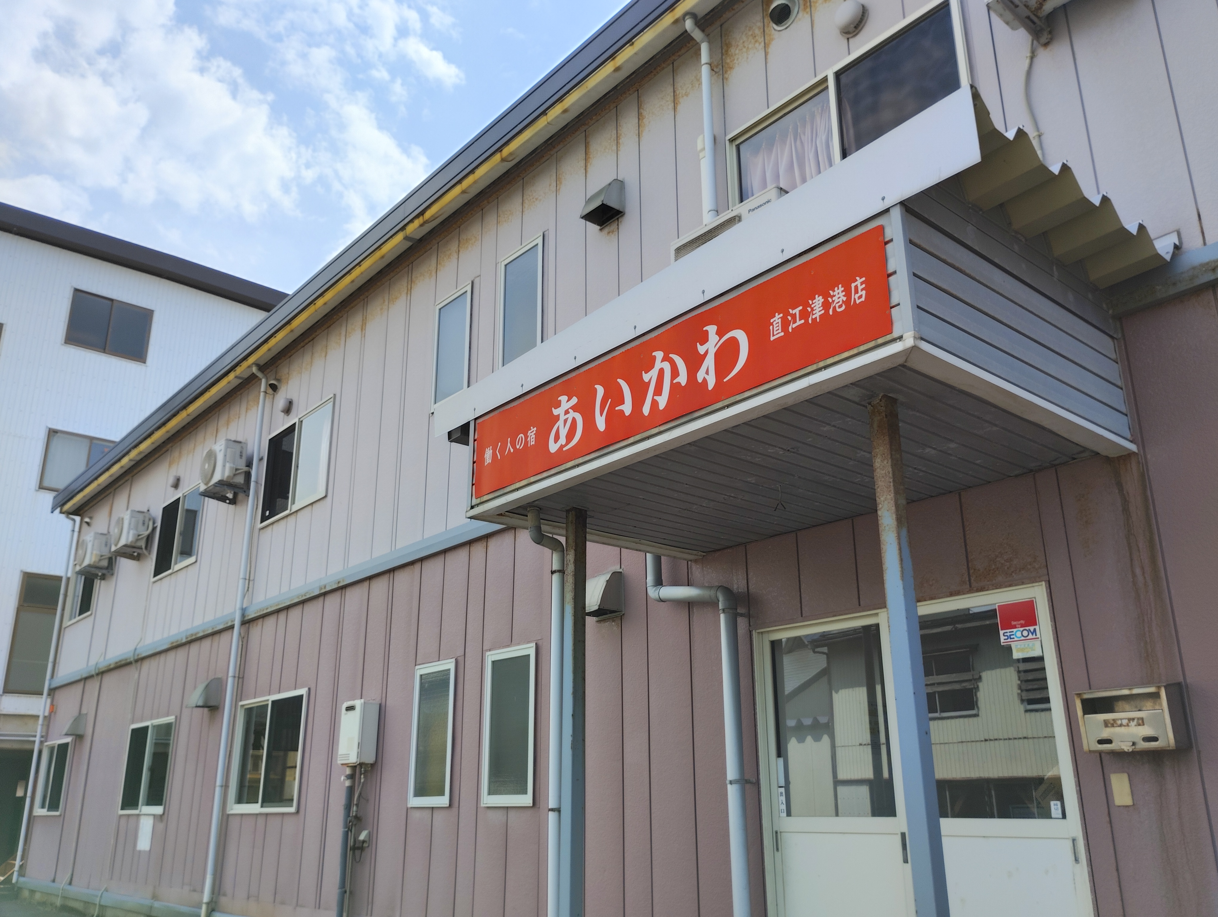 広い玄関、履物は自己管理でお願いいたします。