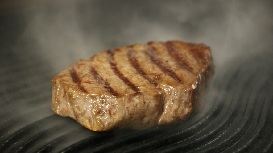 夕食＿ステーキの調理イメージ！グリル版で一気に焼いて、じっくりオーブンで火入れをしてます！