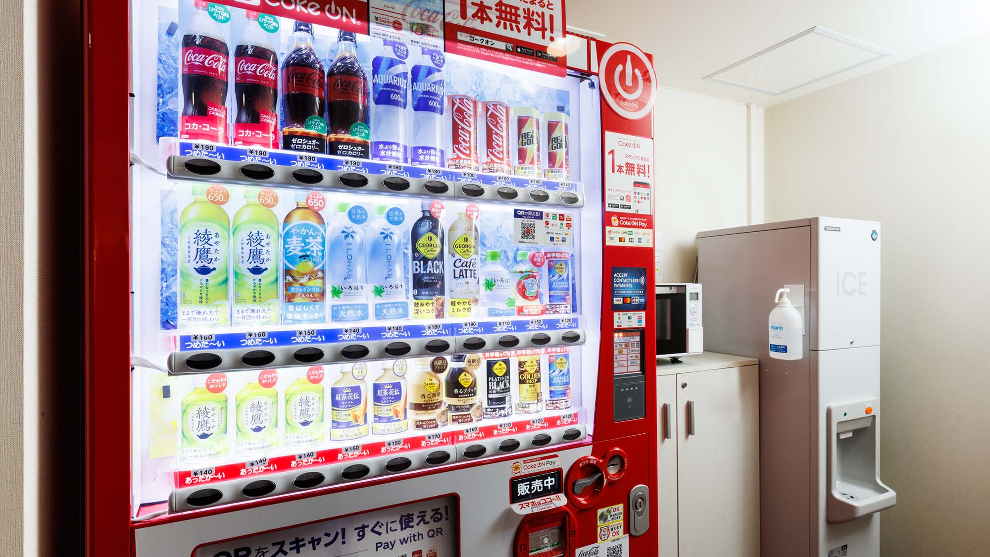 3階に自動販売機コーナーがございます。アルコールもご用意しております。