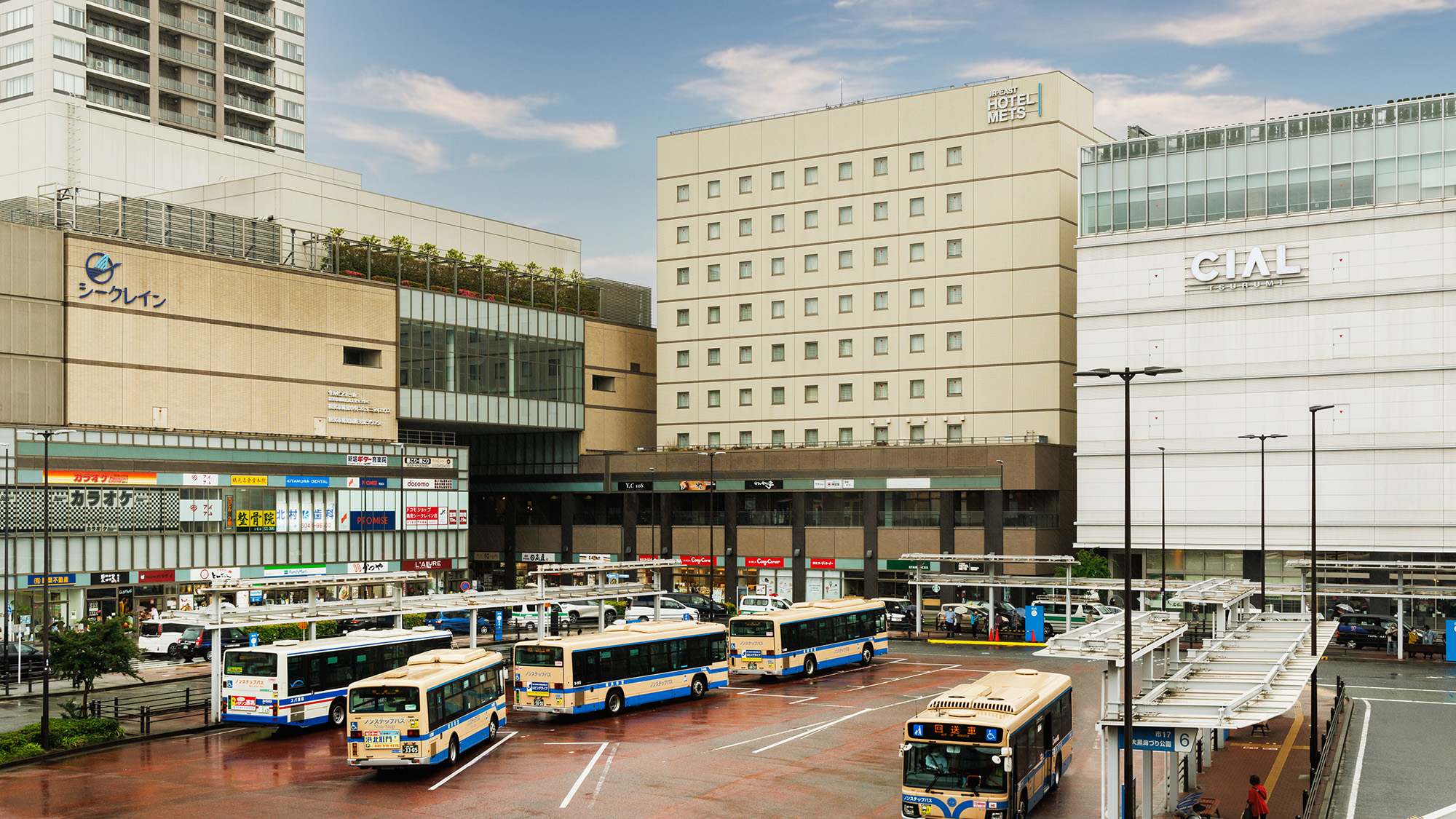 JR鶴見駅東口より徒歩1分。横浜、桜木町、東京都内にも好アクセスです。