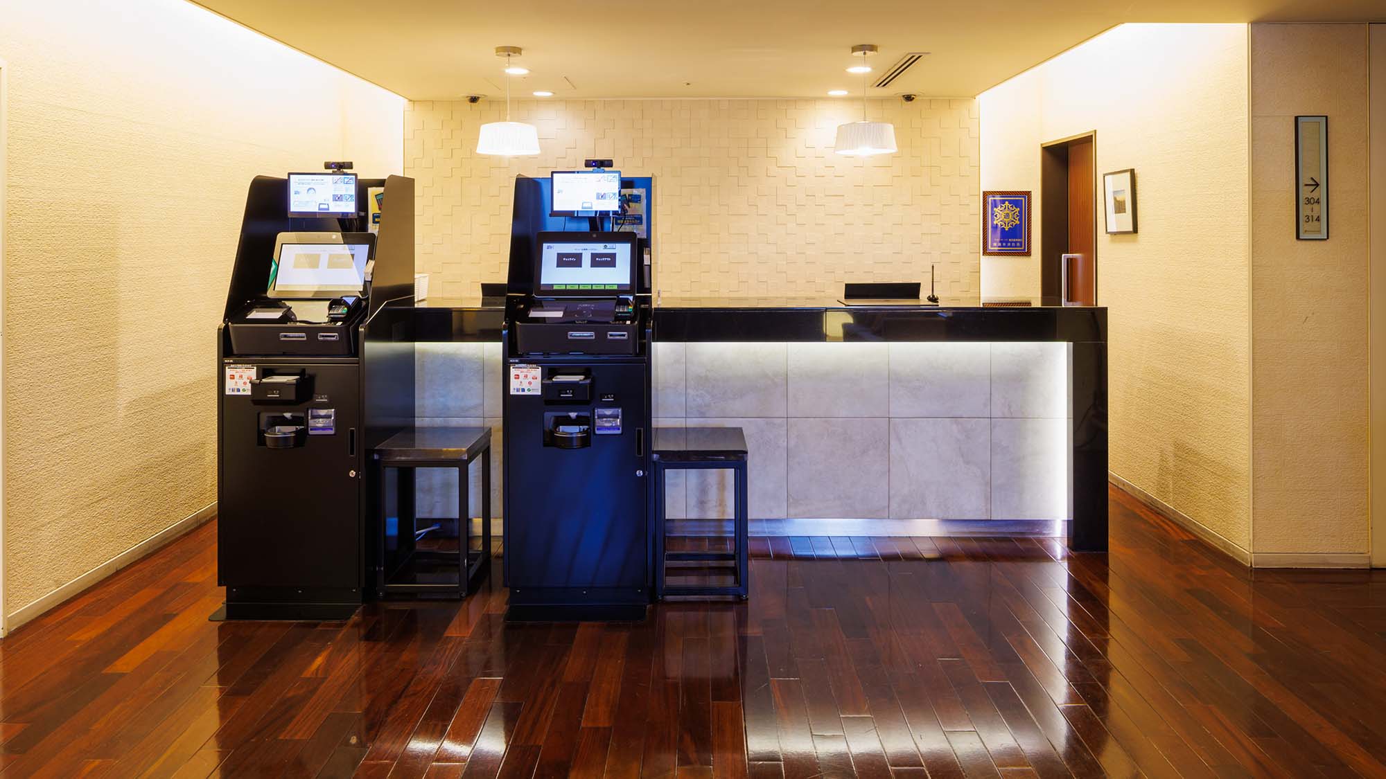 フロント係がいつでも応対いたします。お客さまのご要望を伺いますのでお声がけください。